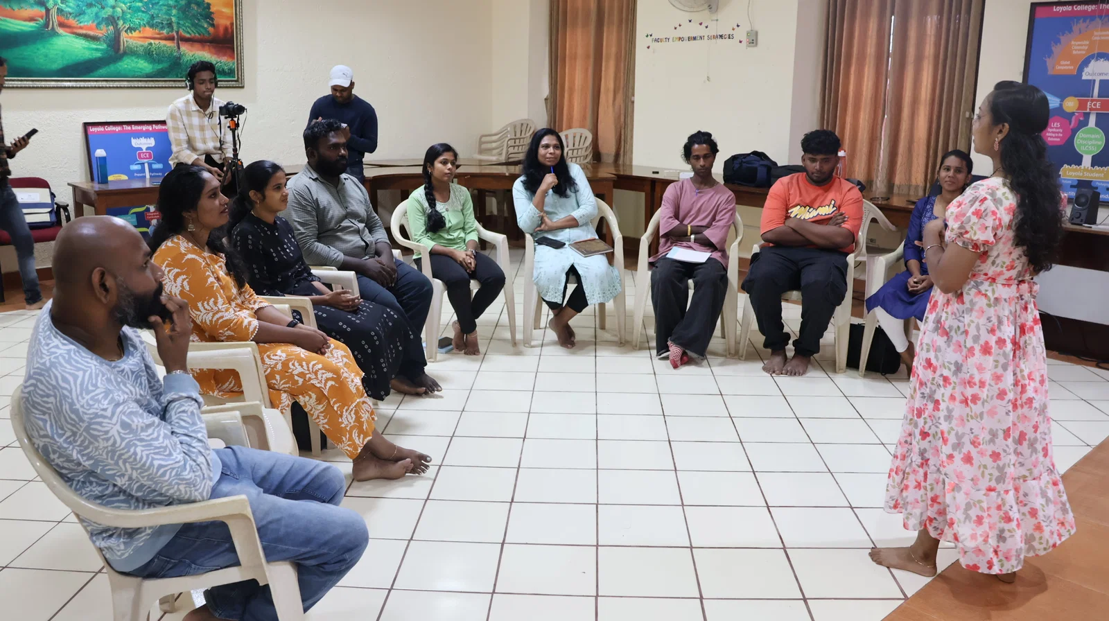 FunLingua volunteer trainer leading a session